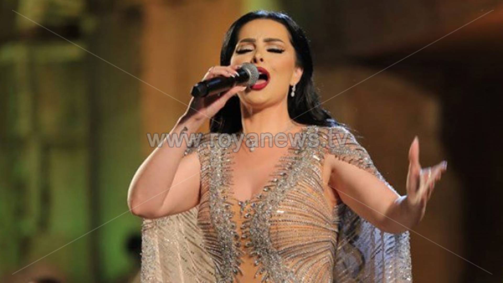 الفنانة ديانا كرزون خلال حفلها بمهرجان جرش