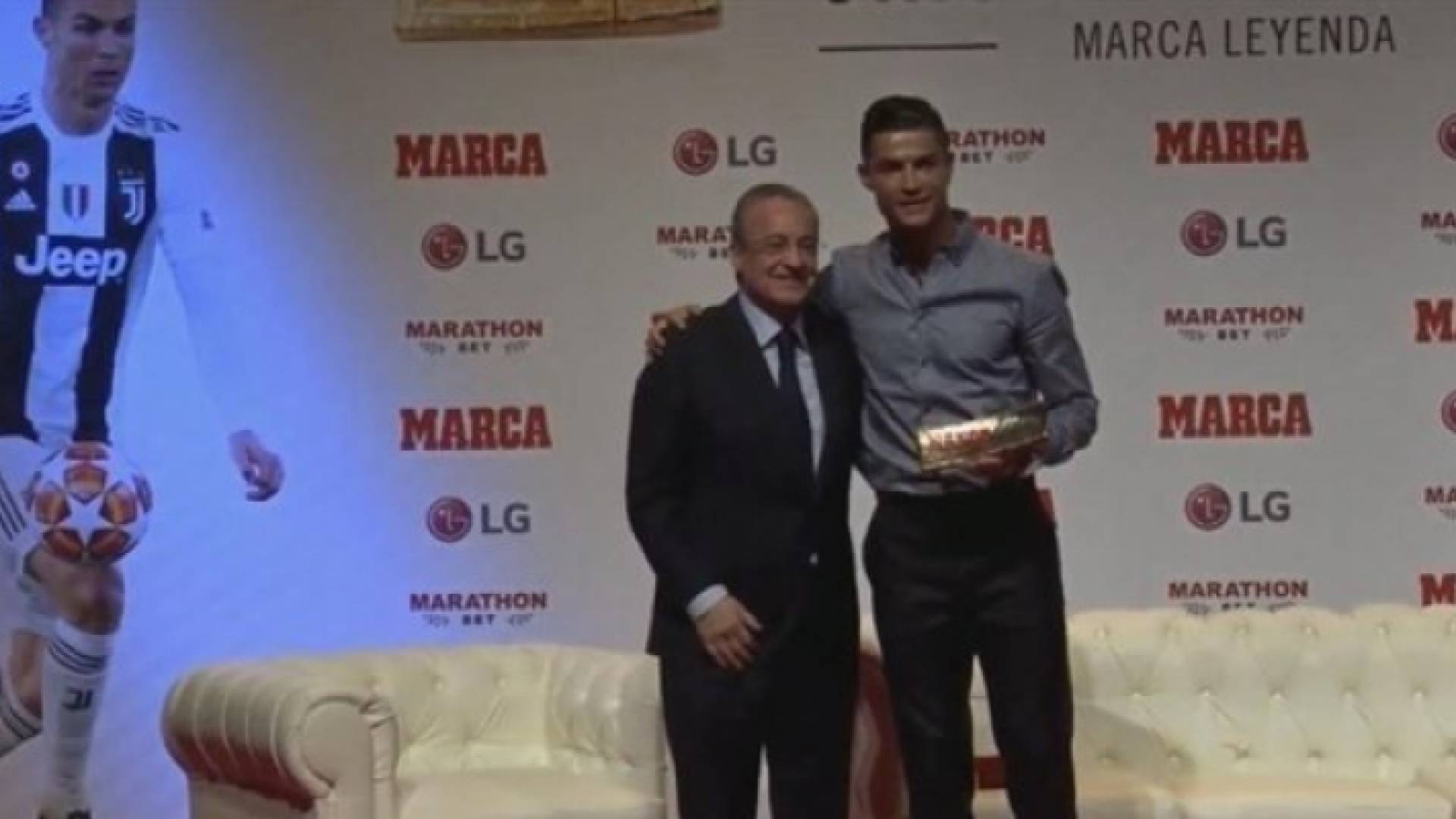 رونالدو يتسلم جائزة أسطورة ماركا وبجانبه بيريز