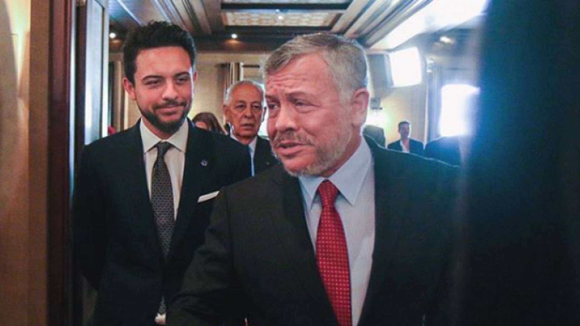 جلالة الملك وسمو ولي العهد خلال استقبال أوائل التوجيهي