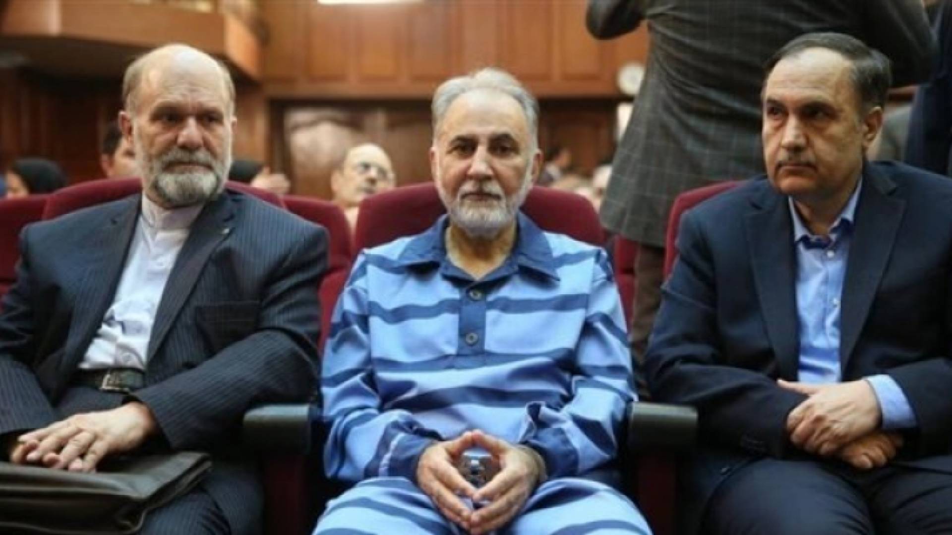 رئيس بلدية طهران السابق محمد علي نجفي (في الوسط) داخل قاعة المحكمة