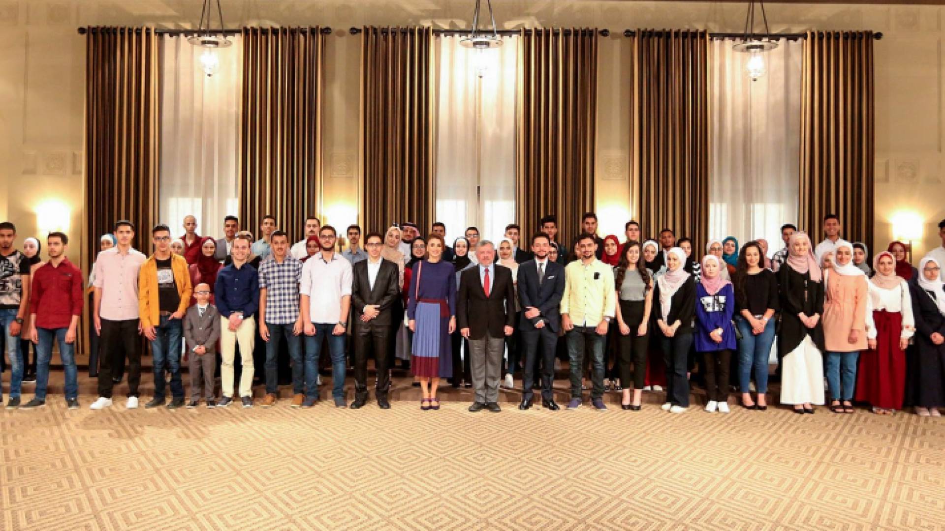 الملك والملكة وولي العهد يستقبلون أوائل التوجيهي