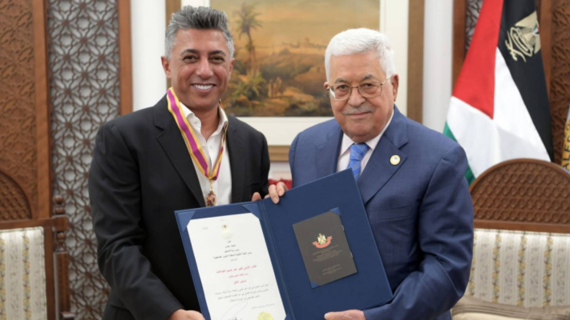 عباس يكرم الفنان الأردني عمر العبداللات