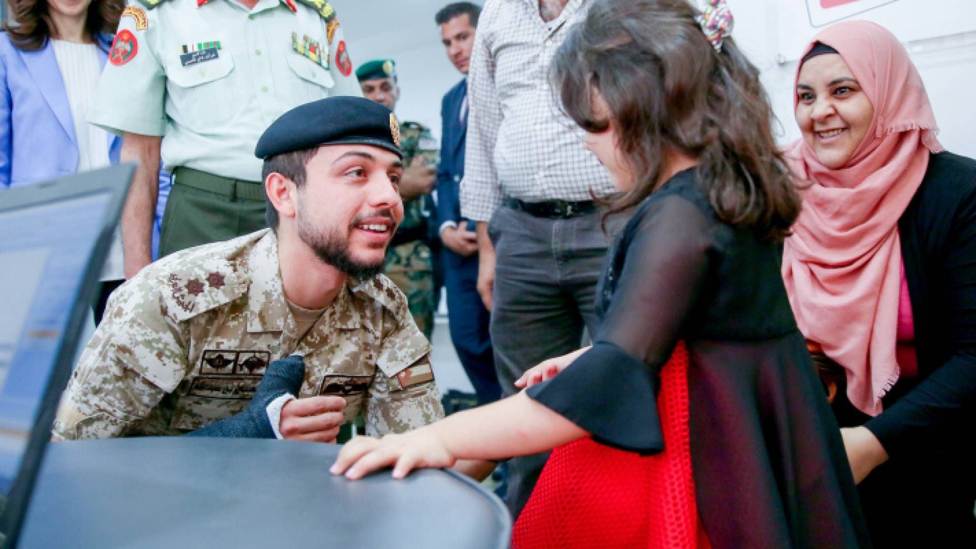 ولي العهد يتفقد في المدينة الطبية نوعية الخدمات التي تقدمها وحدة زراعة القوقعة للأطفال