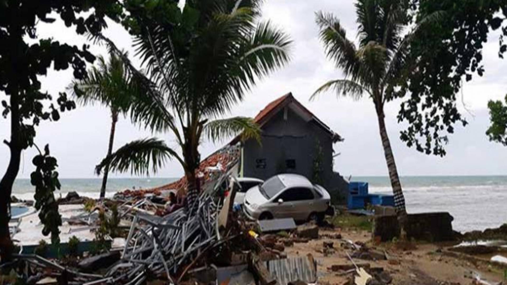 اندونيسيا ترفع تحذيرا من تسونامي بعد زلزال قوي ضرب جنوب غرب البلاد
