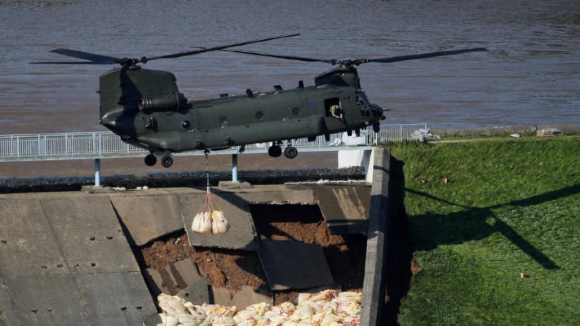 طائرة هليكوبتر عسكرية بريطانية تلقي أكياسا من الحصى
