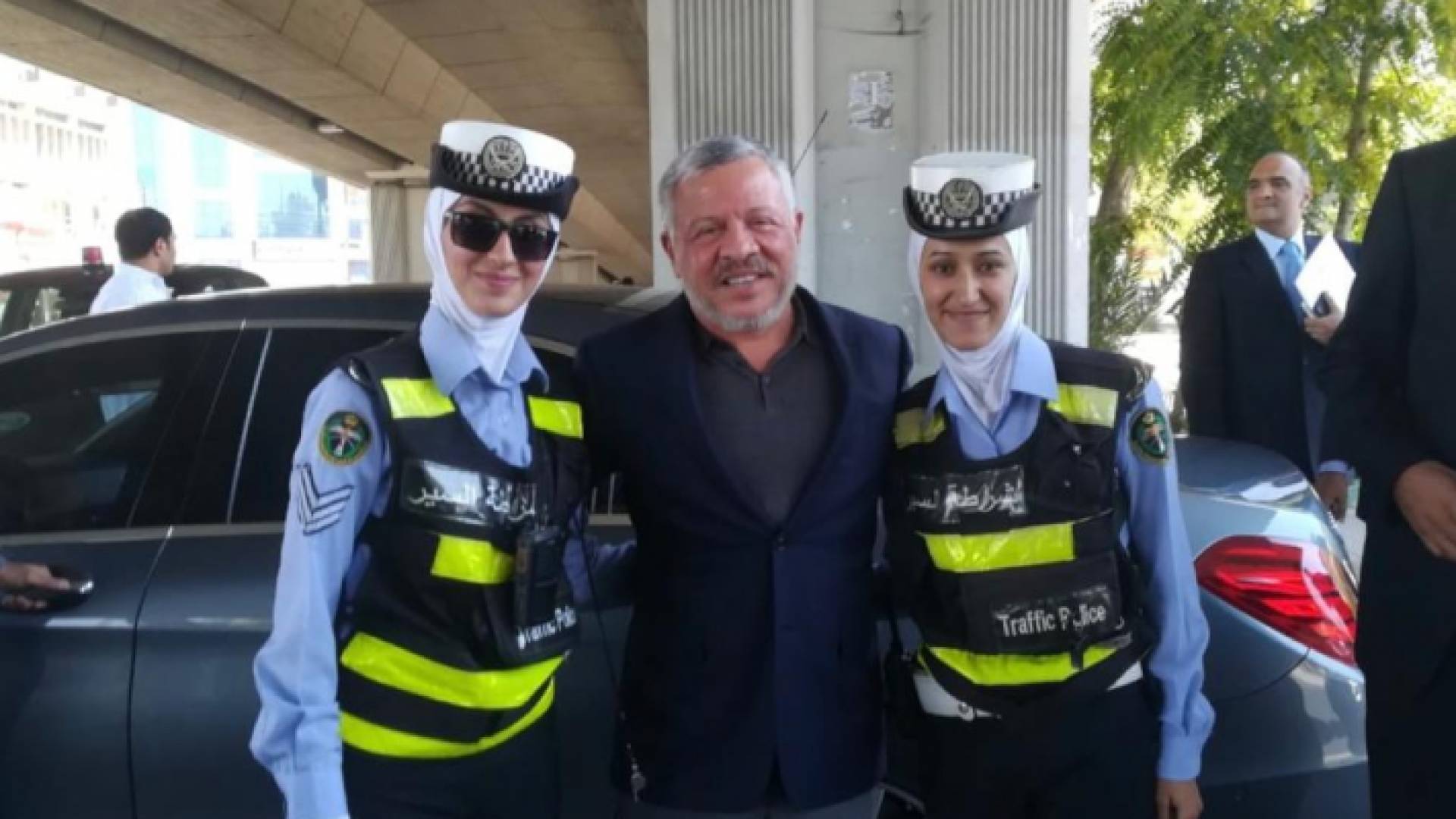 الملك يوقف موكبه على دوار الداخلية