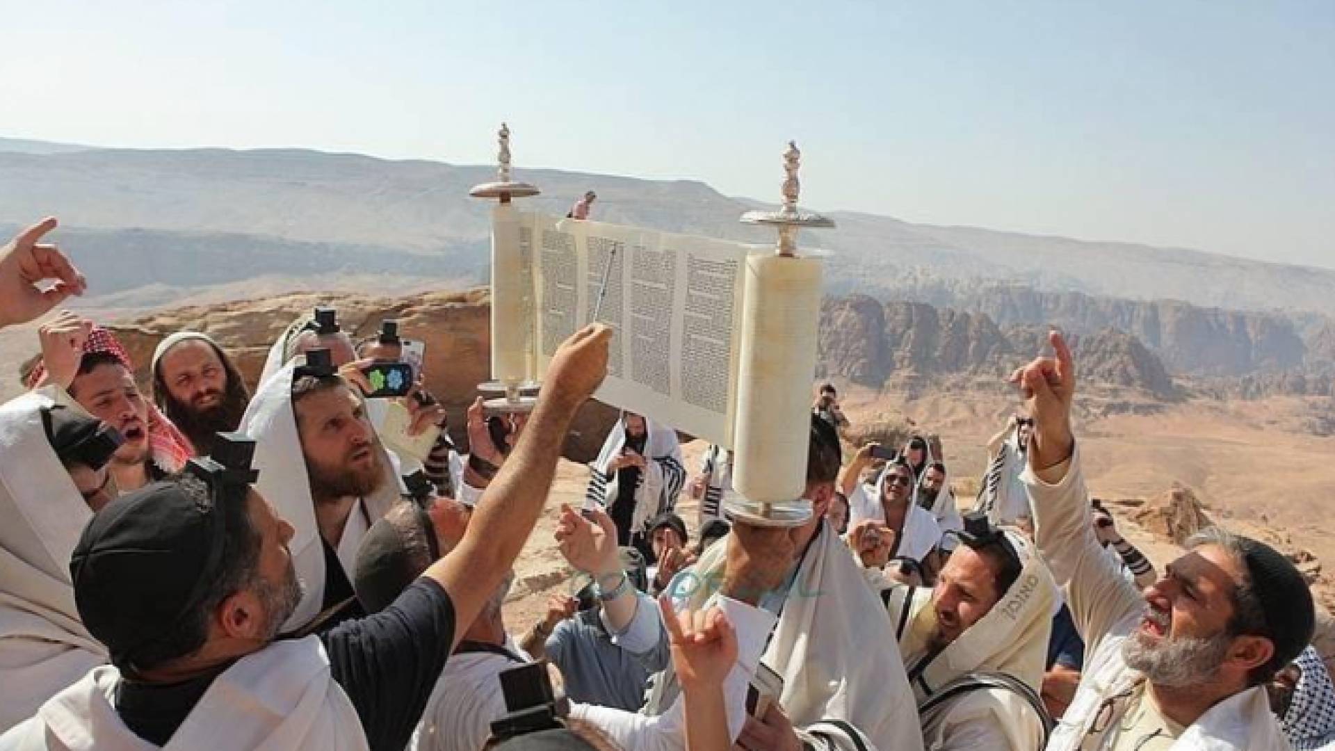 حاخامات يهود يؤدون طقوسا تلمودية بمقام النبي هارون في البترا