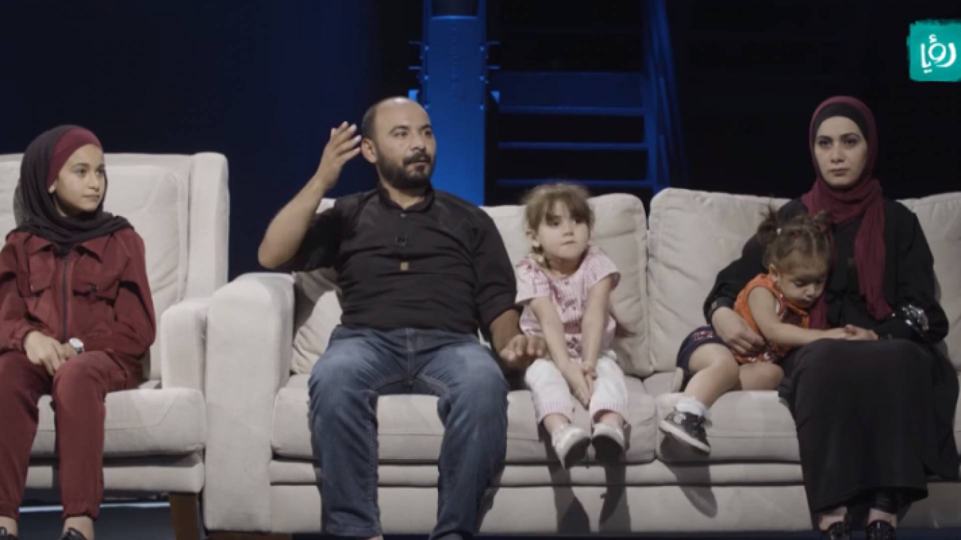 عائلة الطفلات - من الفيديو