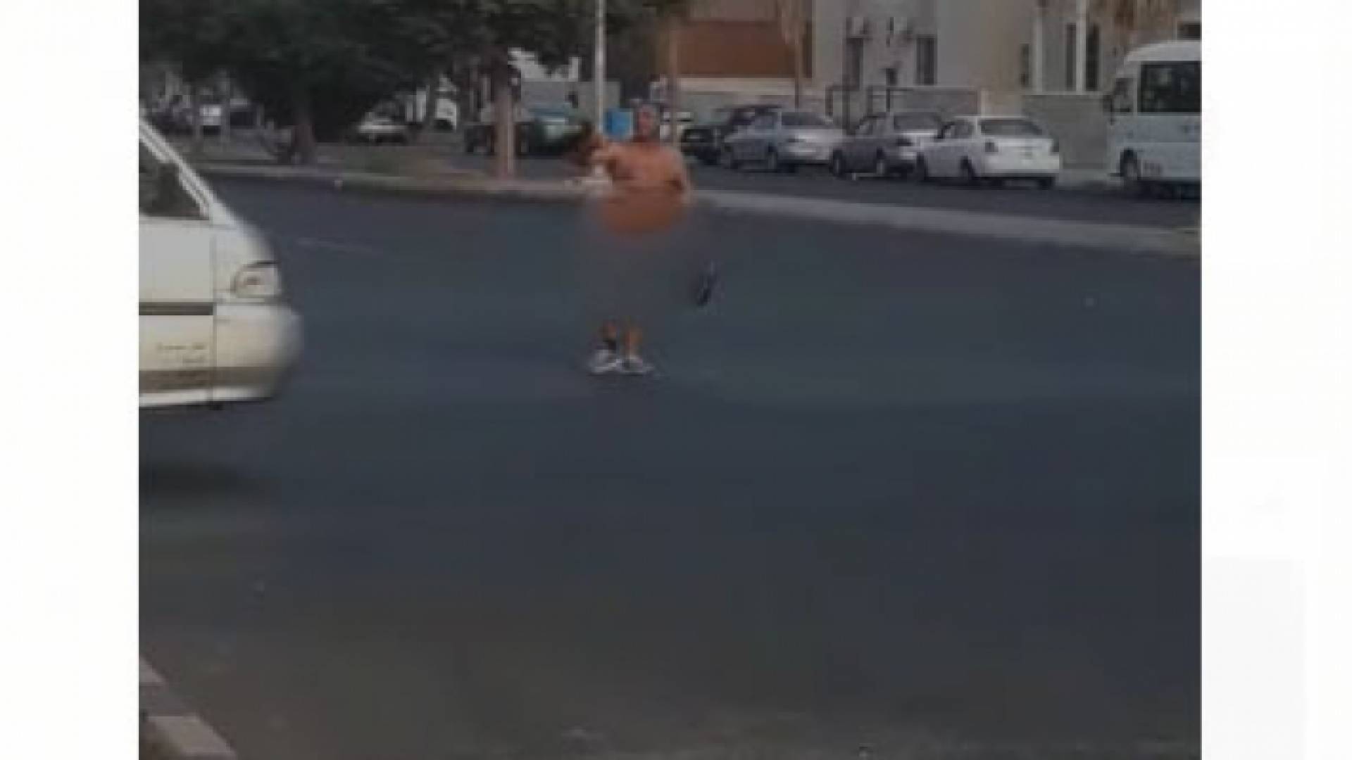 الشخص الذي كان يسير عاريا في العقبة