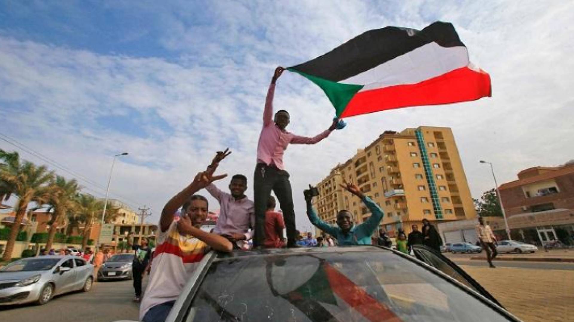 العسكر وقادة الاحتجاج في السودان يوقعون الإعلان الدستوري بالاحرف الاولى