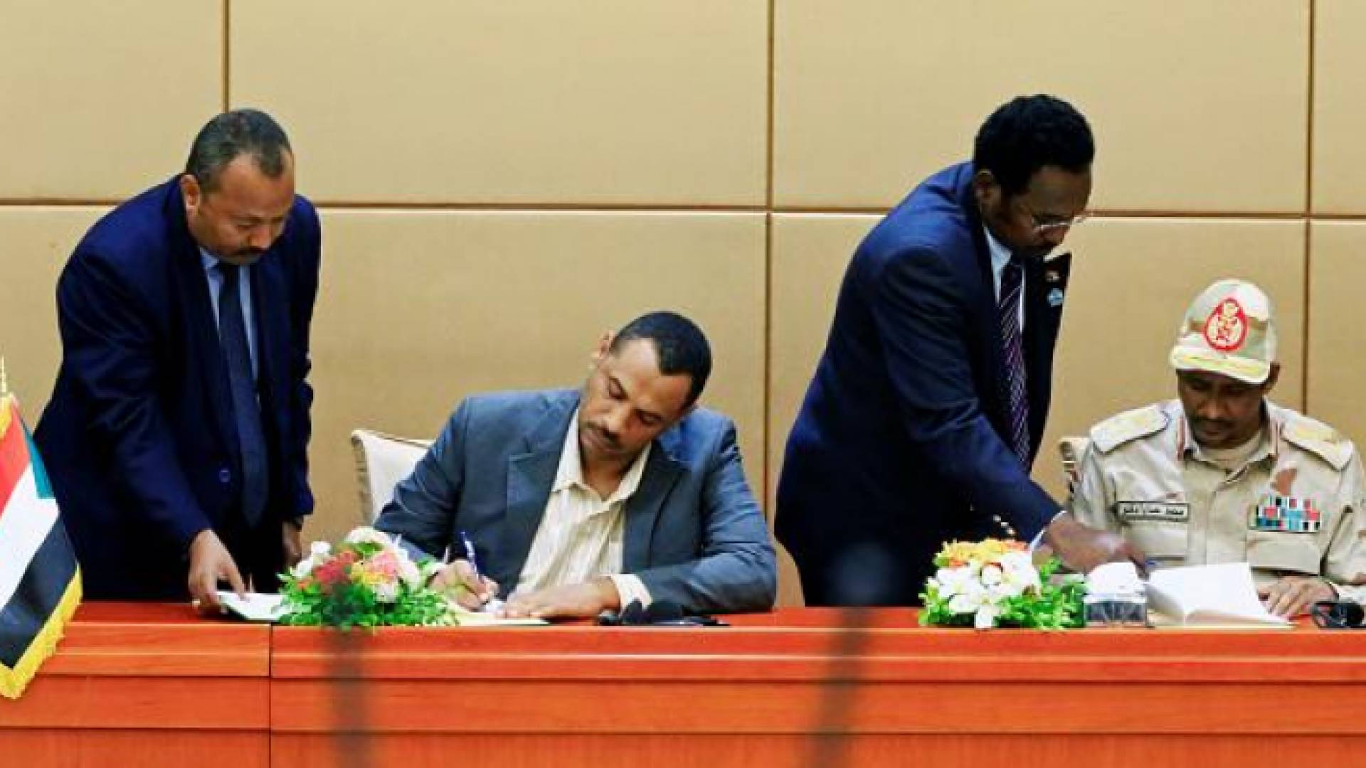 التوقيع بالأحرف الأولى على الإعلان الدستوري في السودان