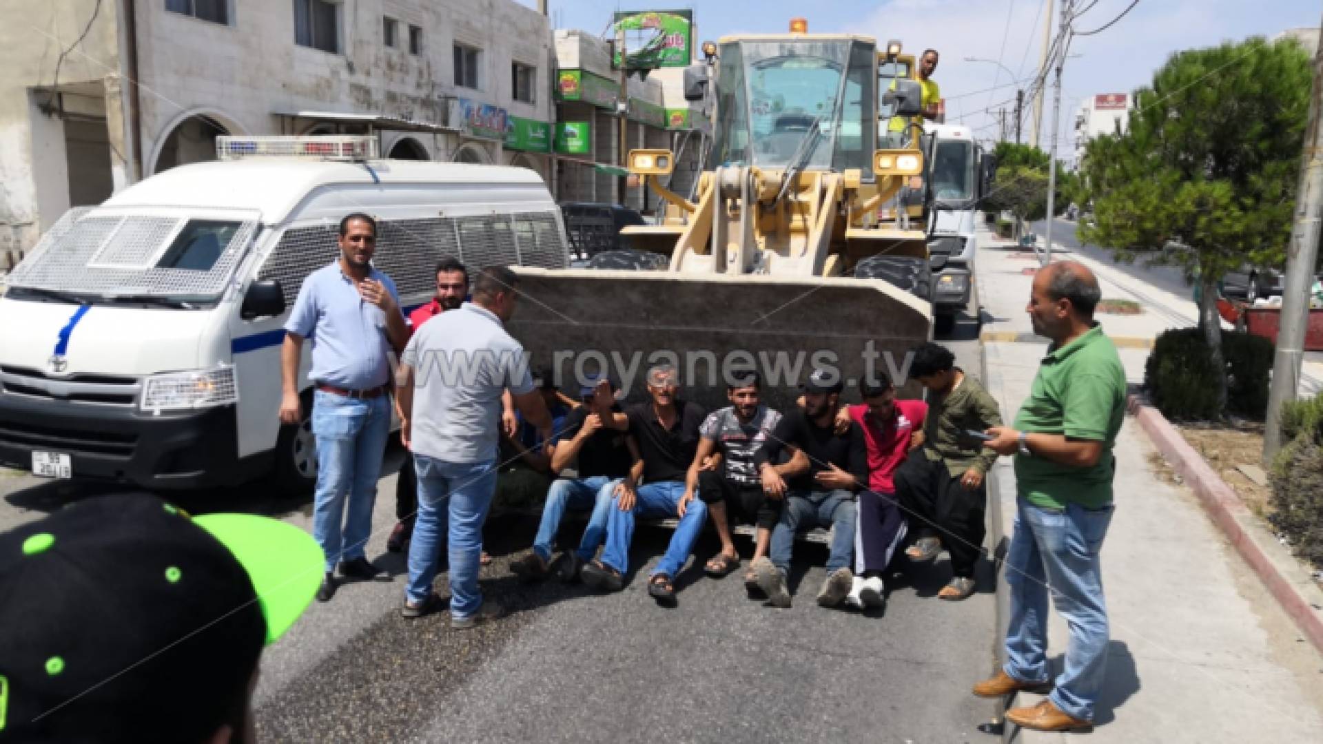 اصحاب الملاحم يعترضون آليات البلدية