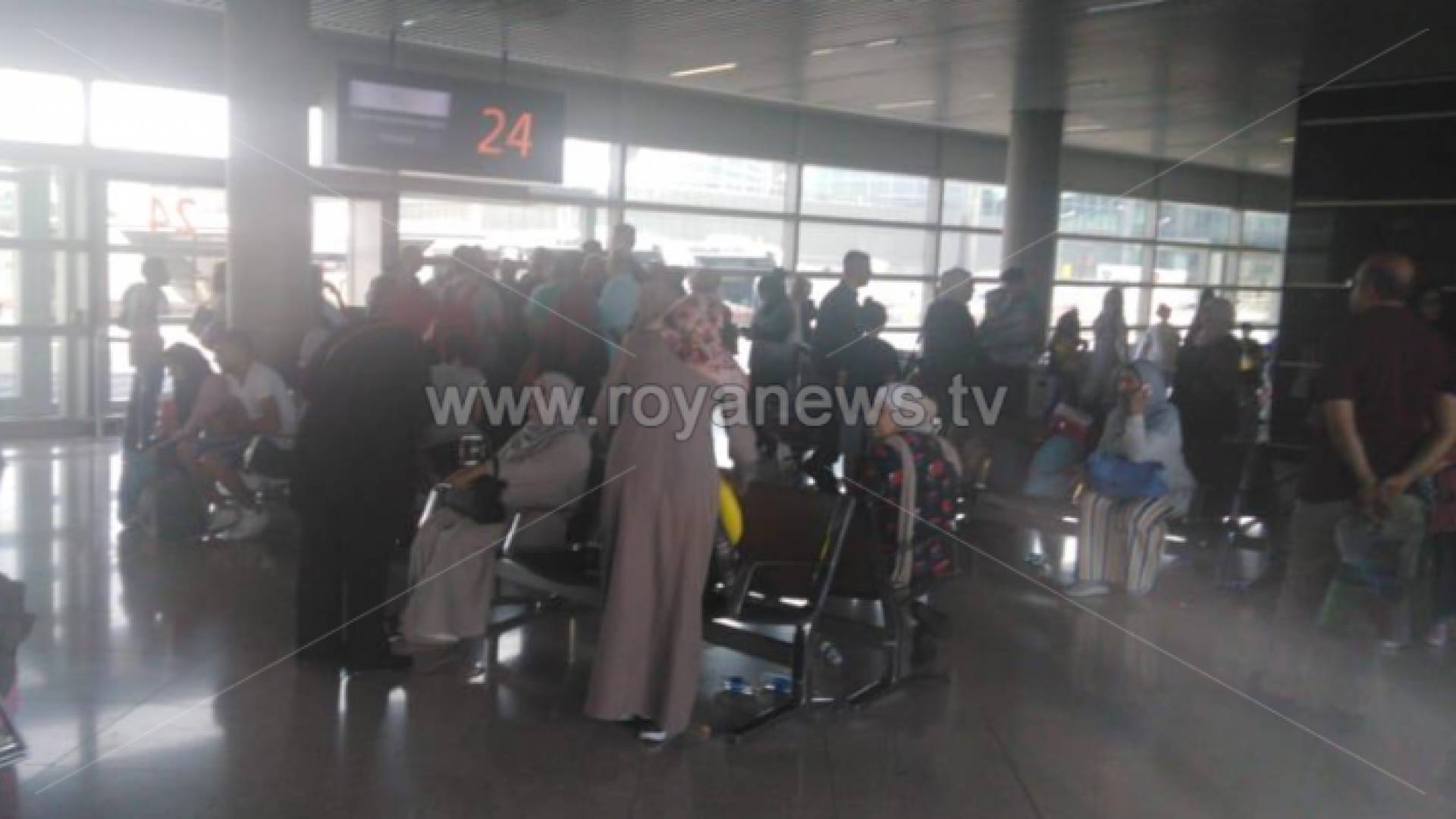 المسافرون بعد هبوطهم من الطائرة