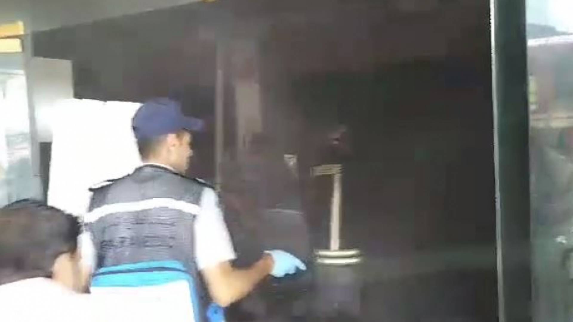 جانب من عملية إخماد الحريق