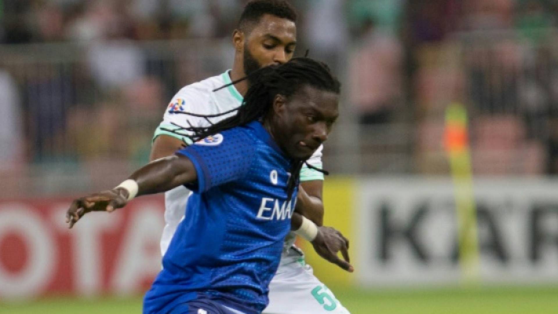 مهاجم الهلال الفرنسي بافيتيمبي غوميس ولاعب الاهلي محمد خبراني