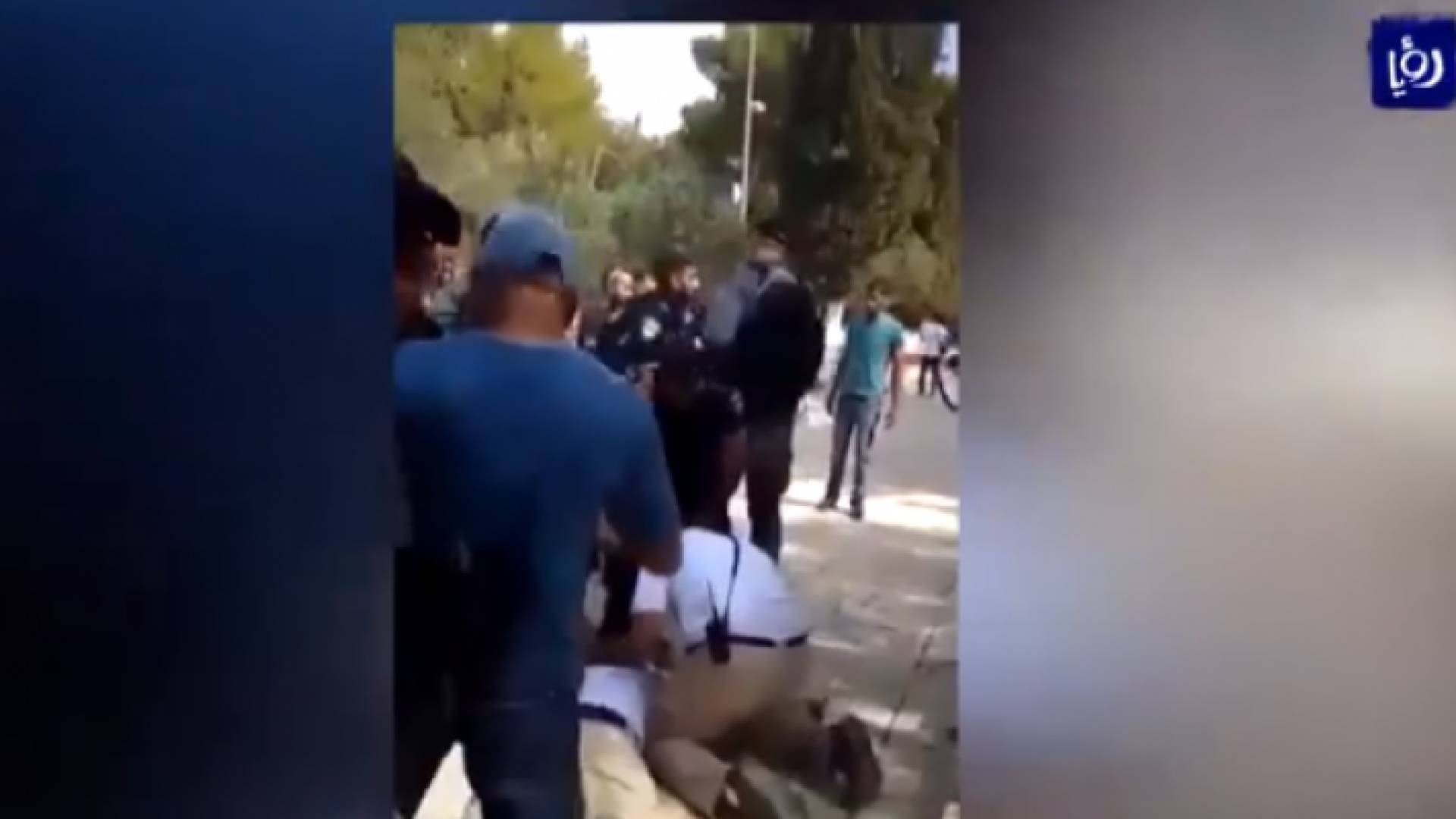 الاحتلال يعتدي على أحد حراس المسجد الأقصى ويواصل انتهاكاته بحق الحرم