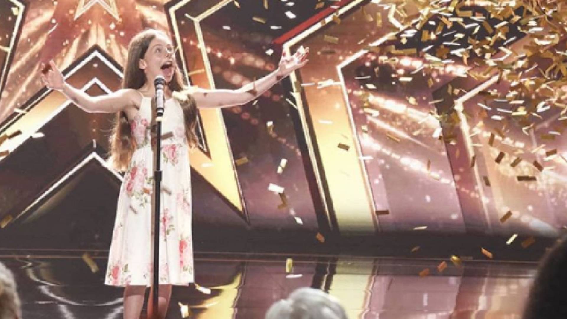 الطفلة ايمان بيشة لحظة حصولها على الباز الذهبي