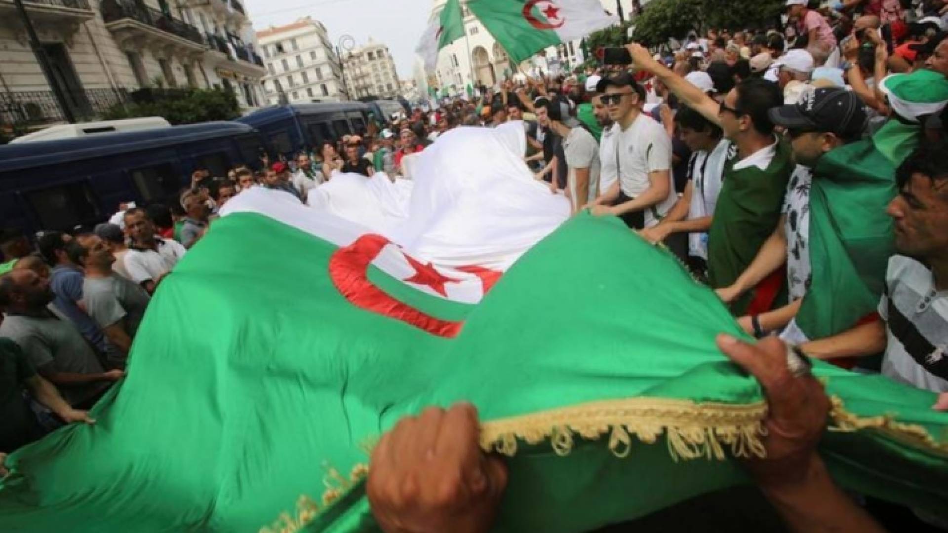 هيئة الحوار في الجزائر تجتمع للمرة الاولى مع بعض ممثلي حركة الاحتجاج