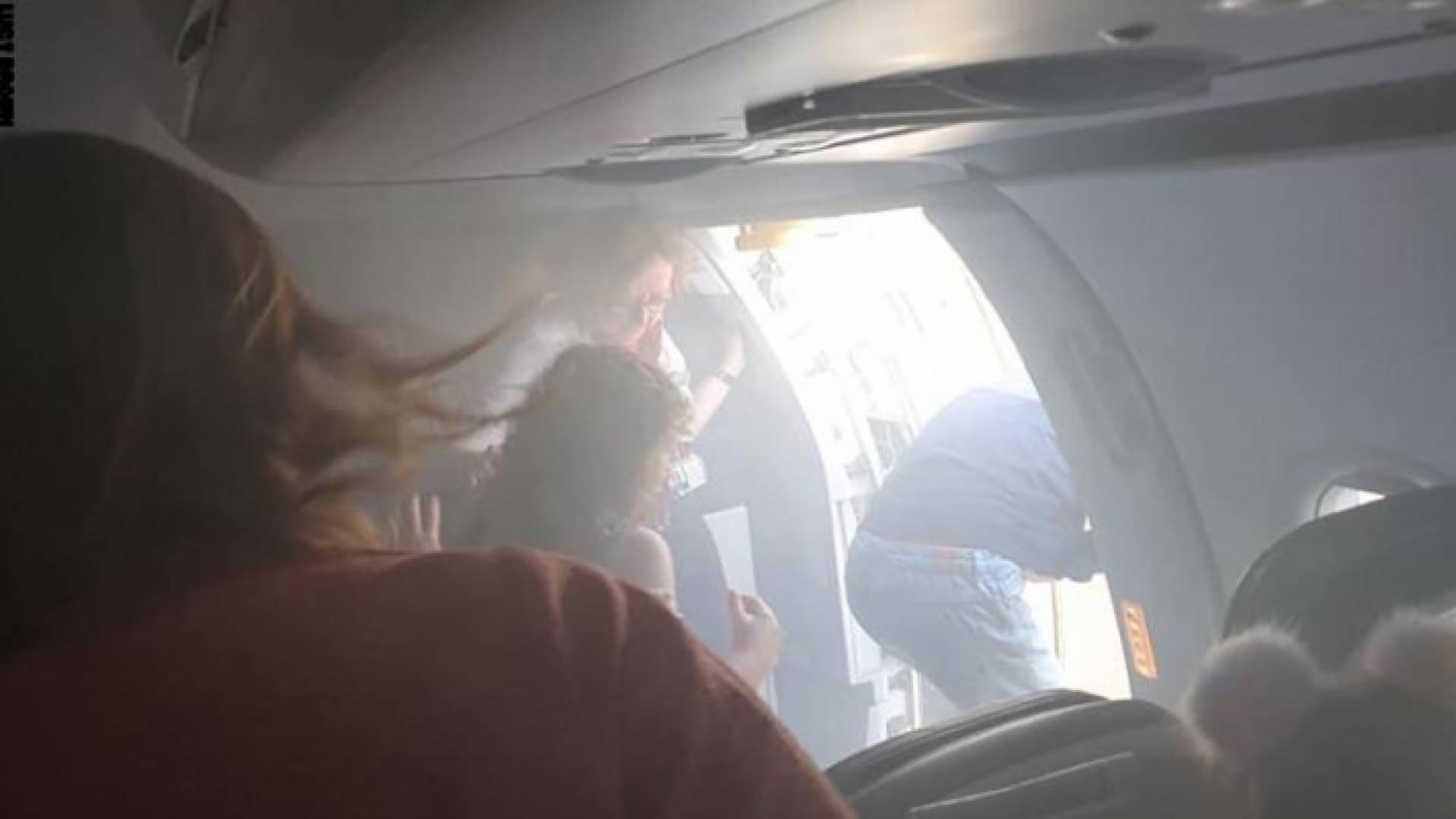 دخان كثيف يملأ مقصورة طائرة بريطانية في السماء