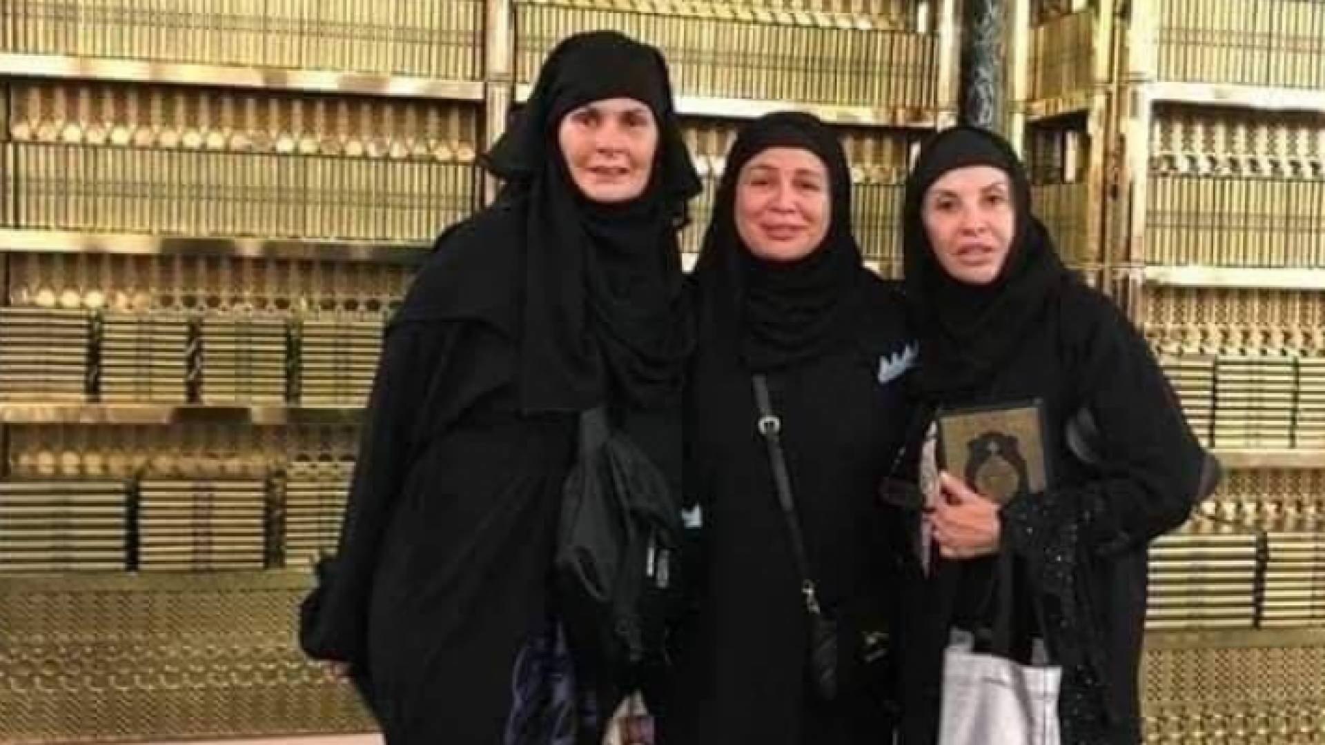 الفنانتان يسرا وإلهام شاهين ترافقهما هالة سرحان في بيت الله الحرام