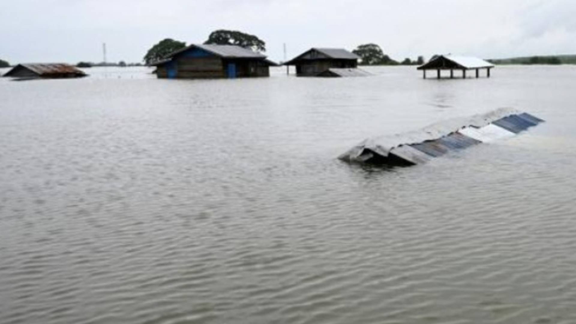 عشرات آلاف المشردين في بورما بسبب فيضانات