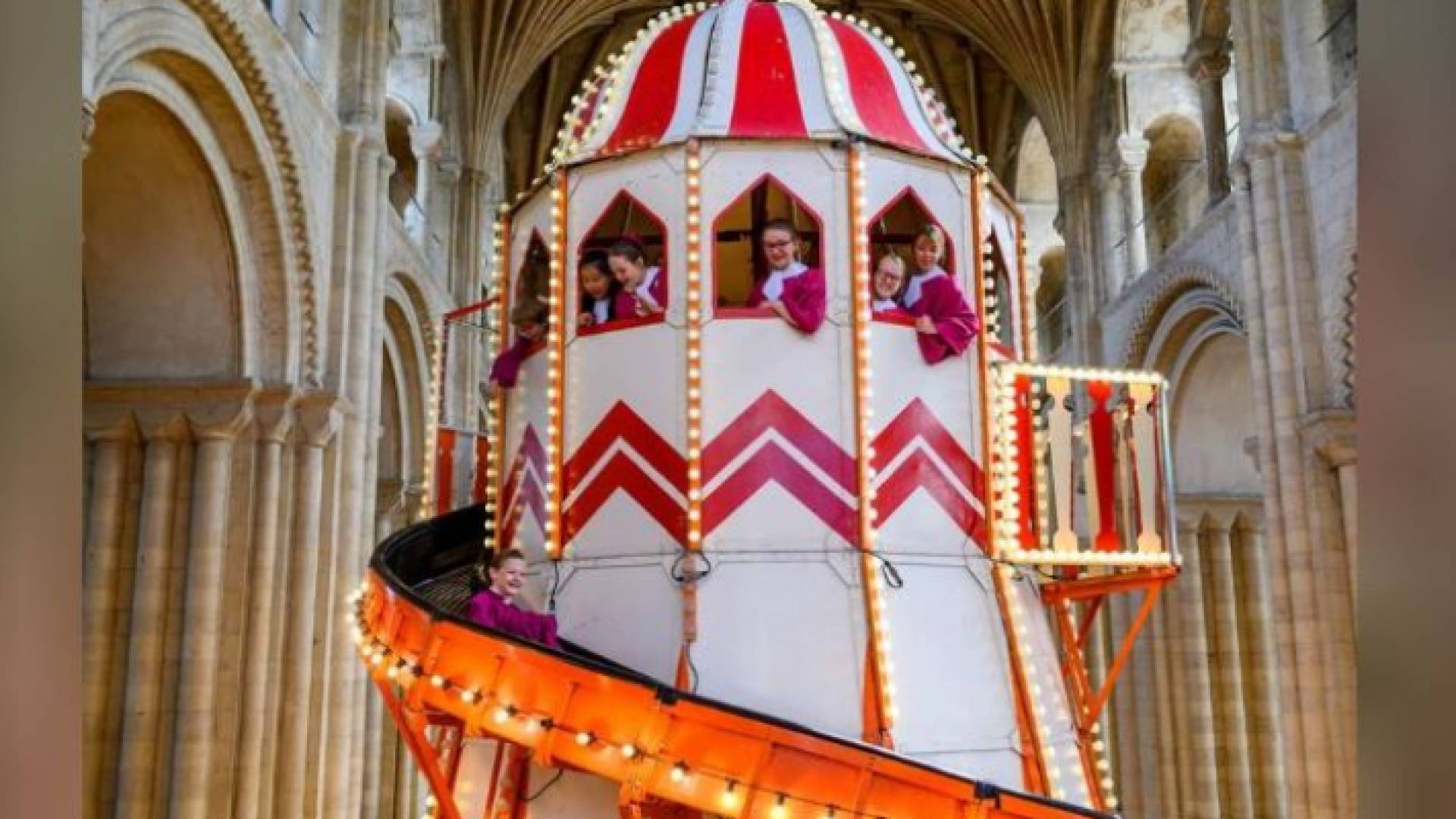 من الكاتدرائية