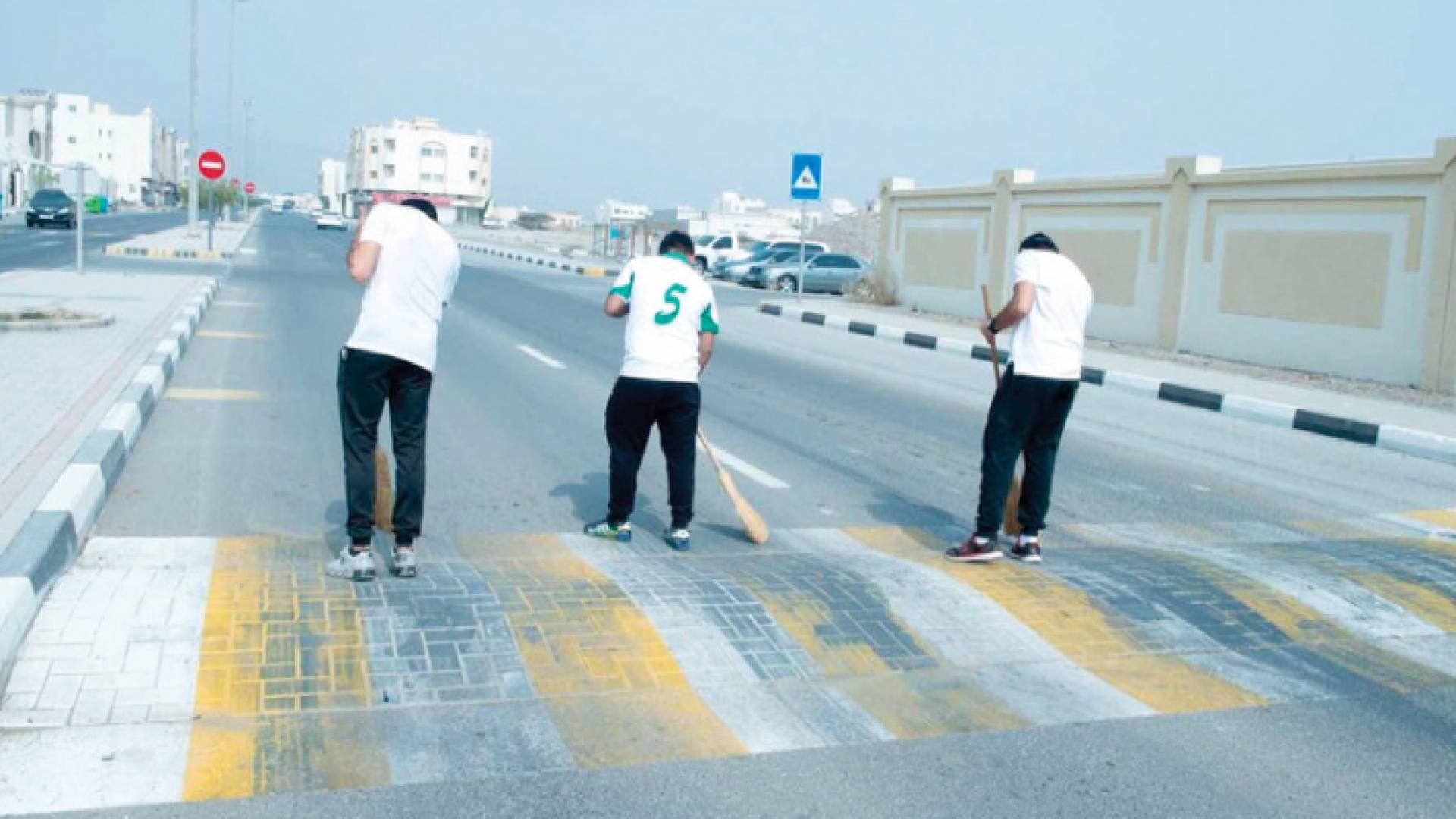 النيابة العامة ألزمت الشبان الثلاثة بتنظيف الطرق والحدائق العامة