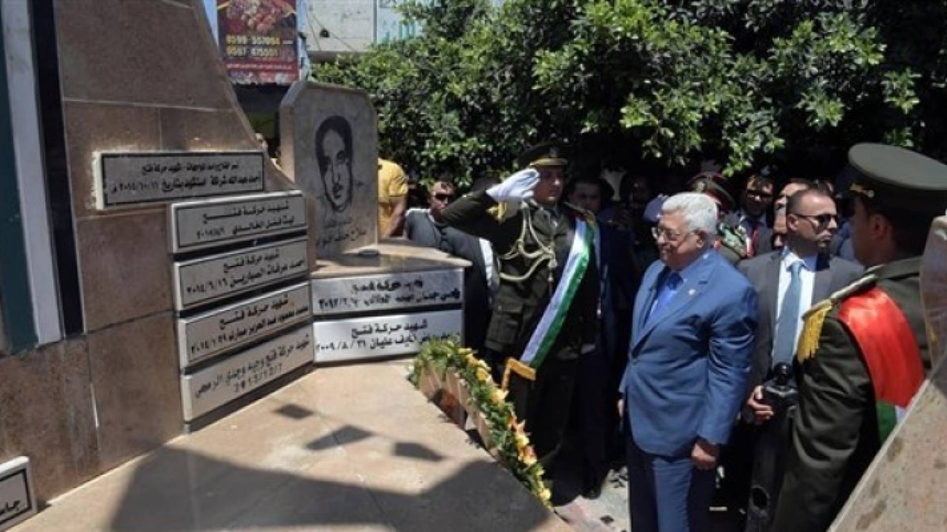 عباس أمام النصب التذكاري لشهداء مخيم الجلزون
