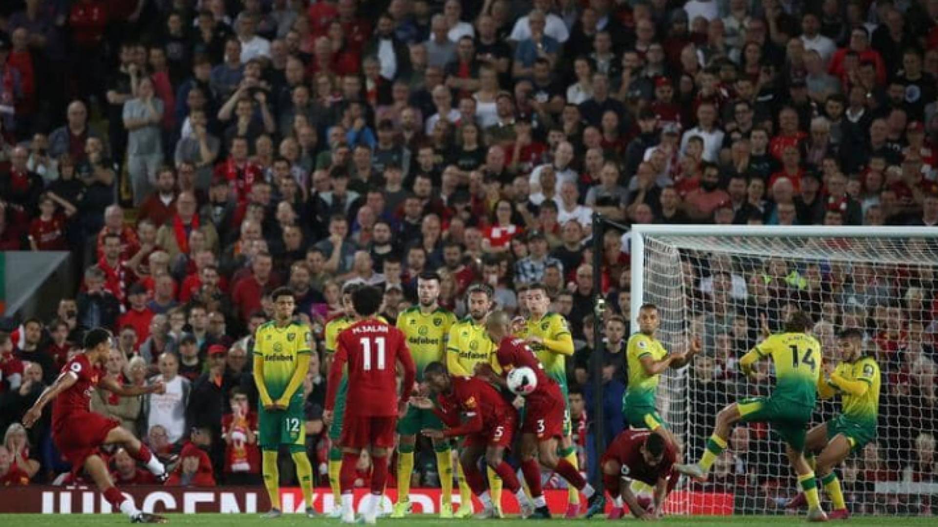 لحظة تنفيذ ليفربول للركلة الحرة