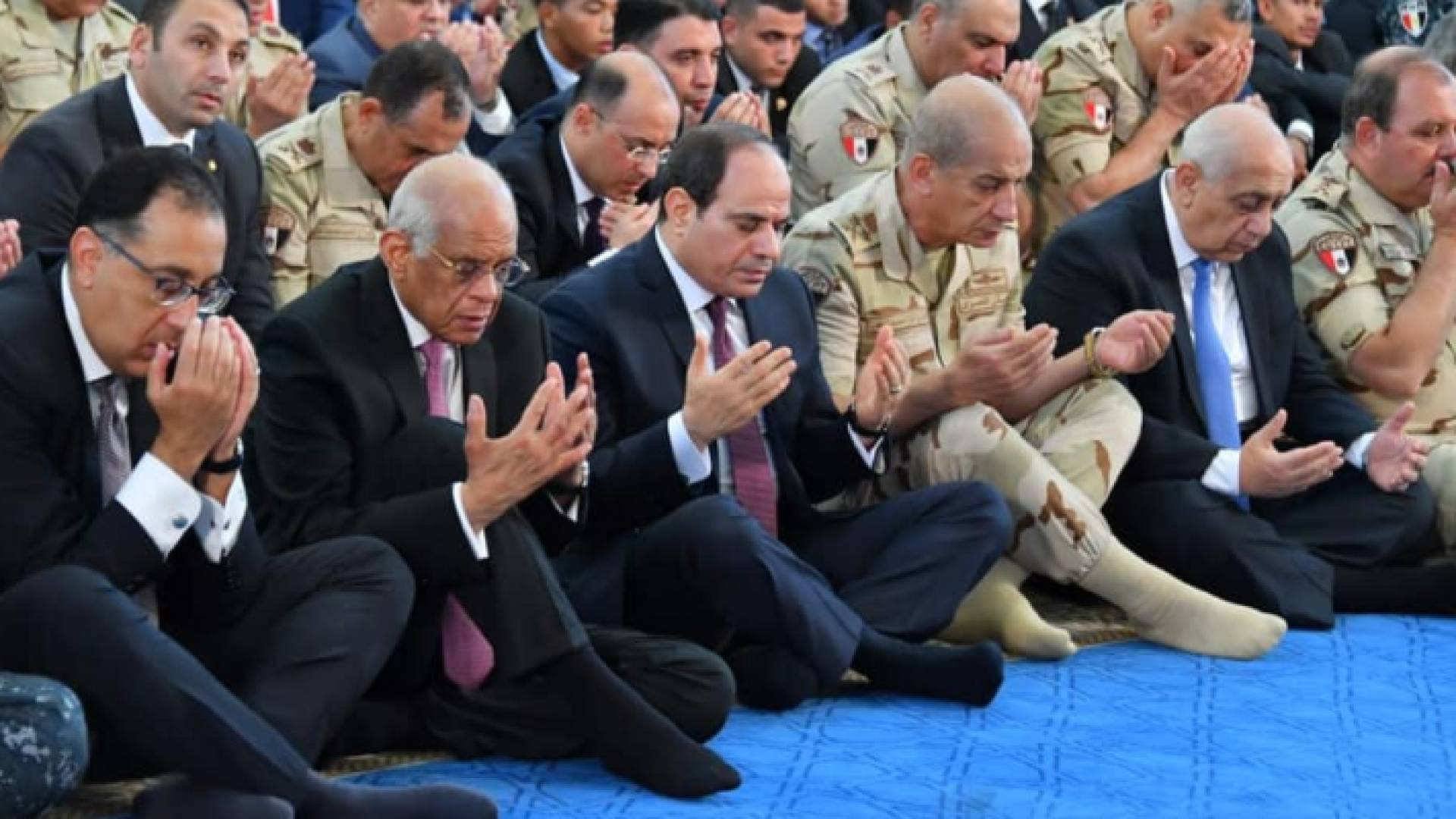 السيسي لدى اداءه صلاة العيد