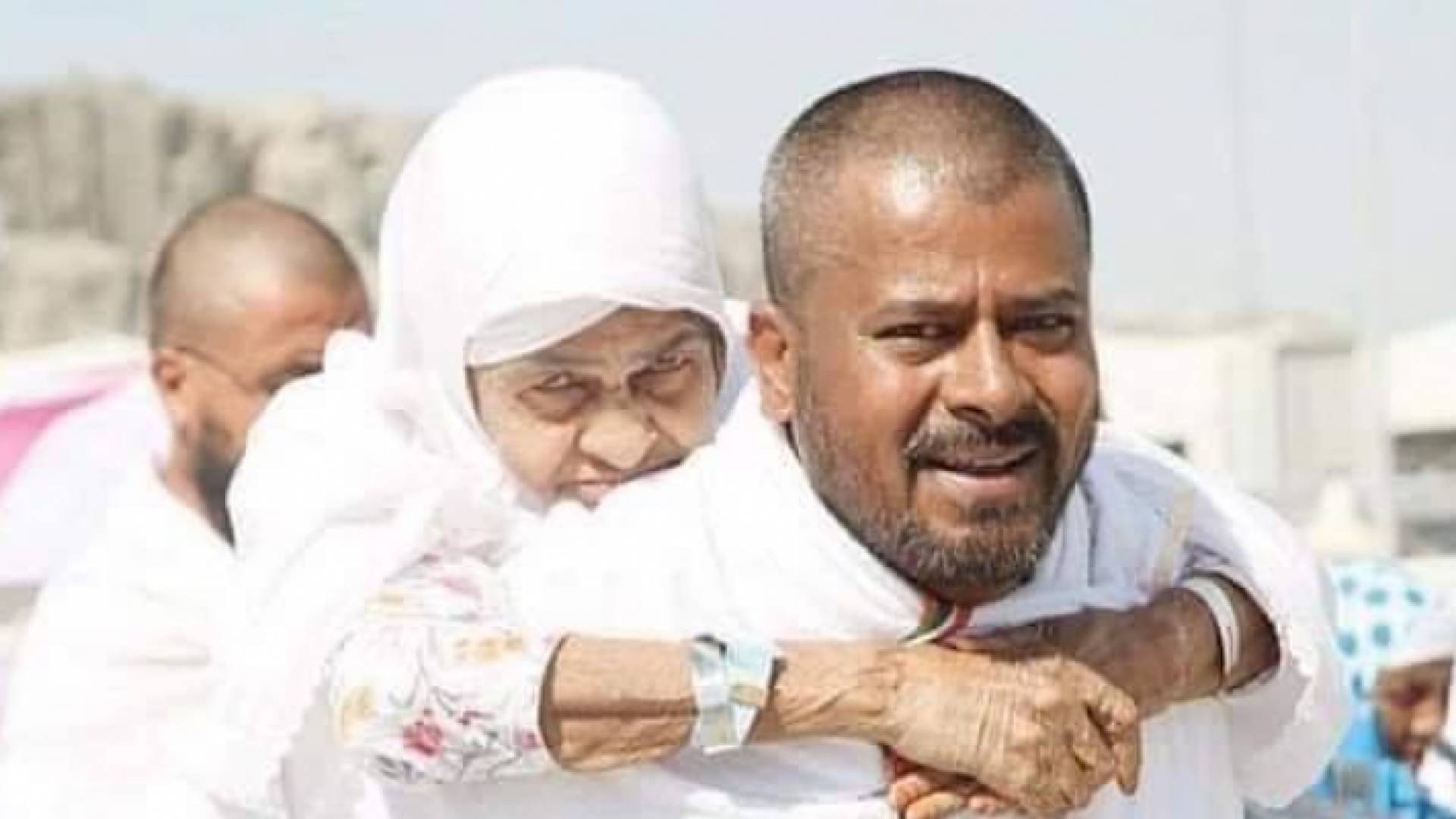 الشاب الهندي ووالدته بمكة المكرمة