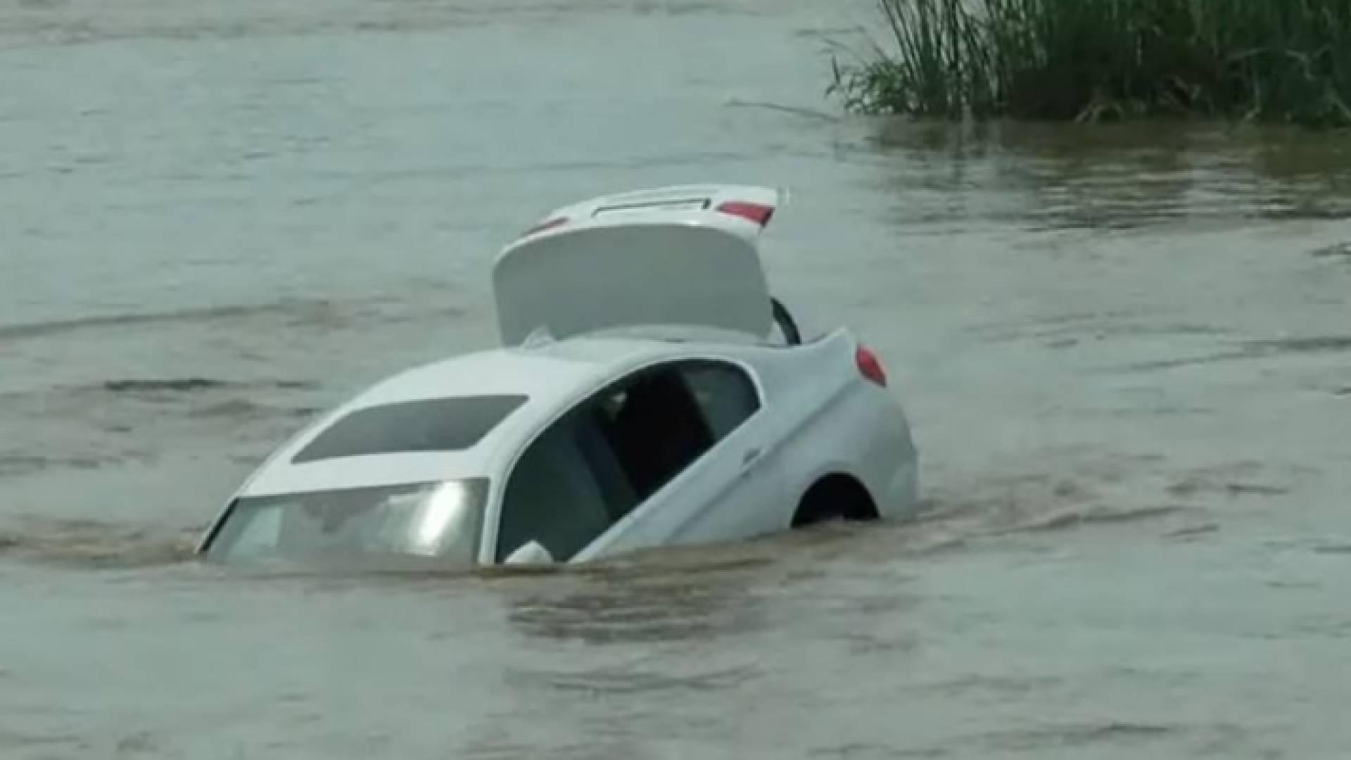 الشاب يريد مركبة فارهة من طراز آخر