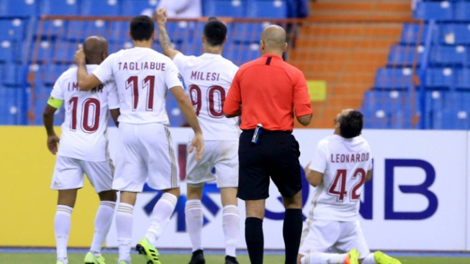 لاعبو الوحدة الإماراتي يحتفلون في مباراتهم ضد النصر الإماراتي في ذهاب دور الـ16 لدوري أبطال آسيا - ا ف ب