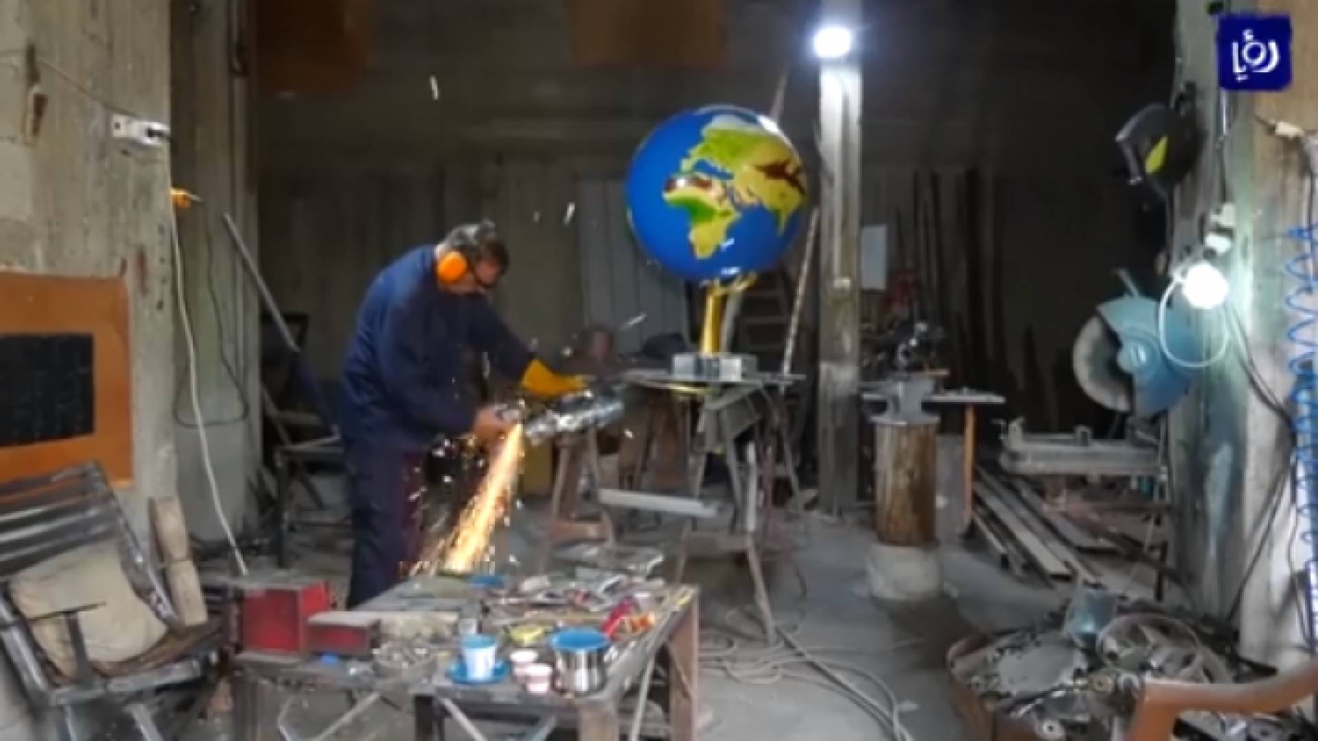 تمثال لظريف الطول يحكي قصة رمز فلسطيني