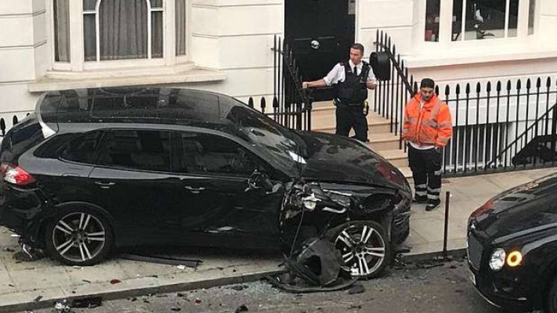 احدى السيارات الفارهة المتضررة بالحادث