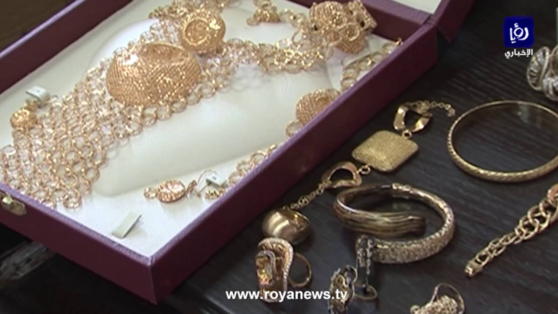 طقم ذهب من احدى محال الذهب بالعاصمة عمان