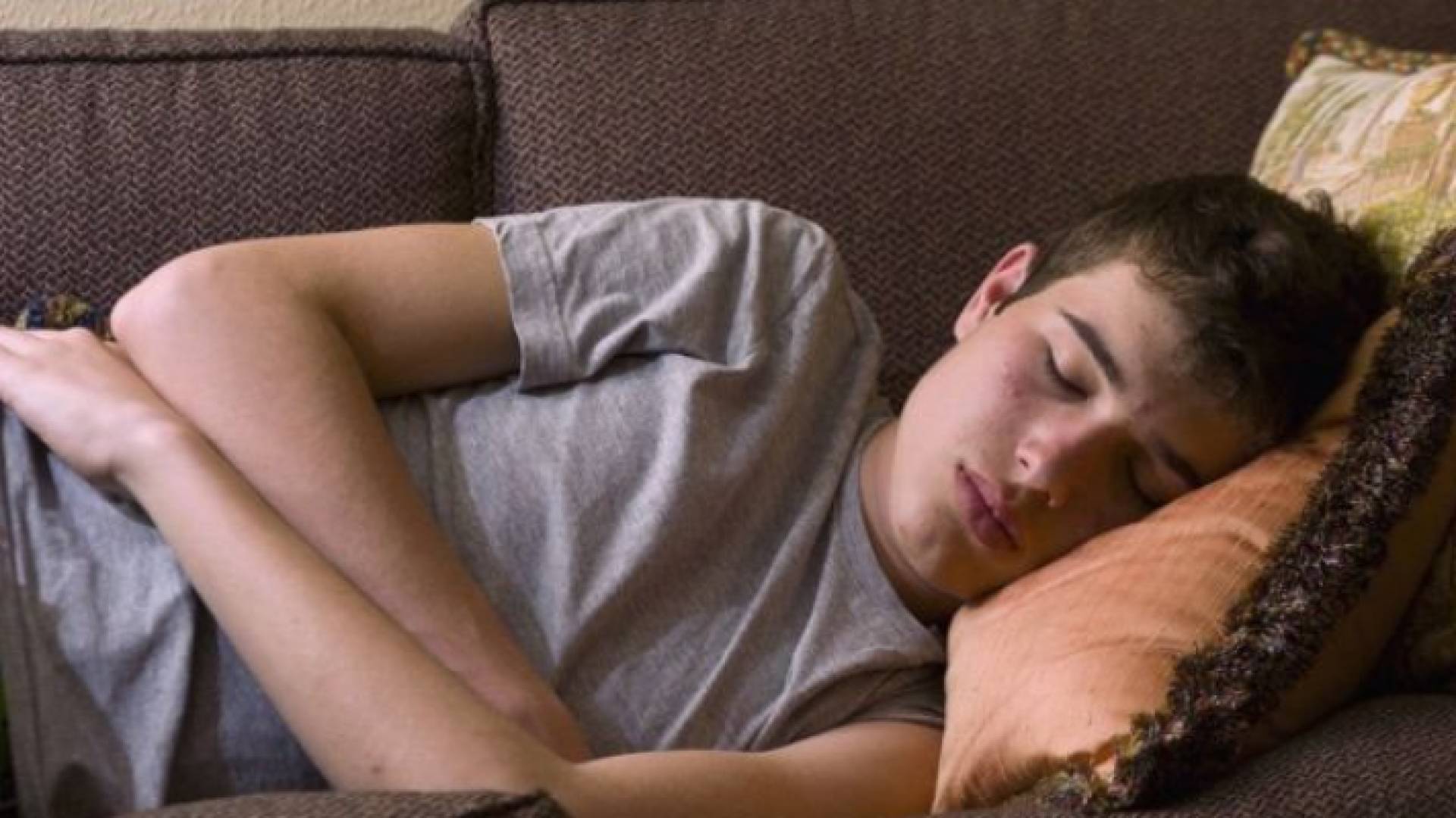 استخدام مواقع التواصل الاجتماعي يؤثر على النوم لدى المراهقين