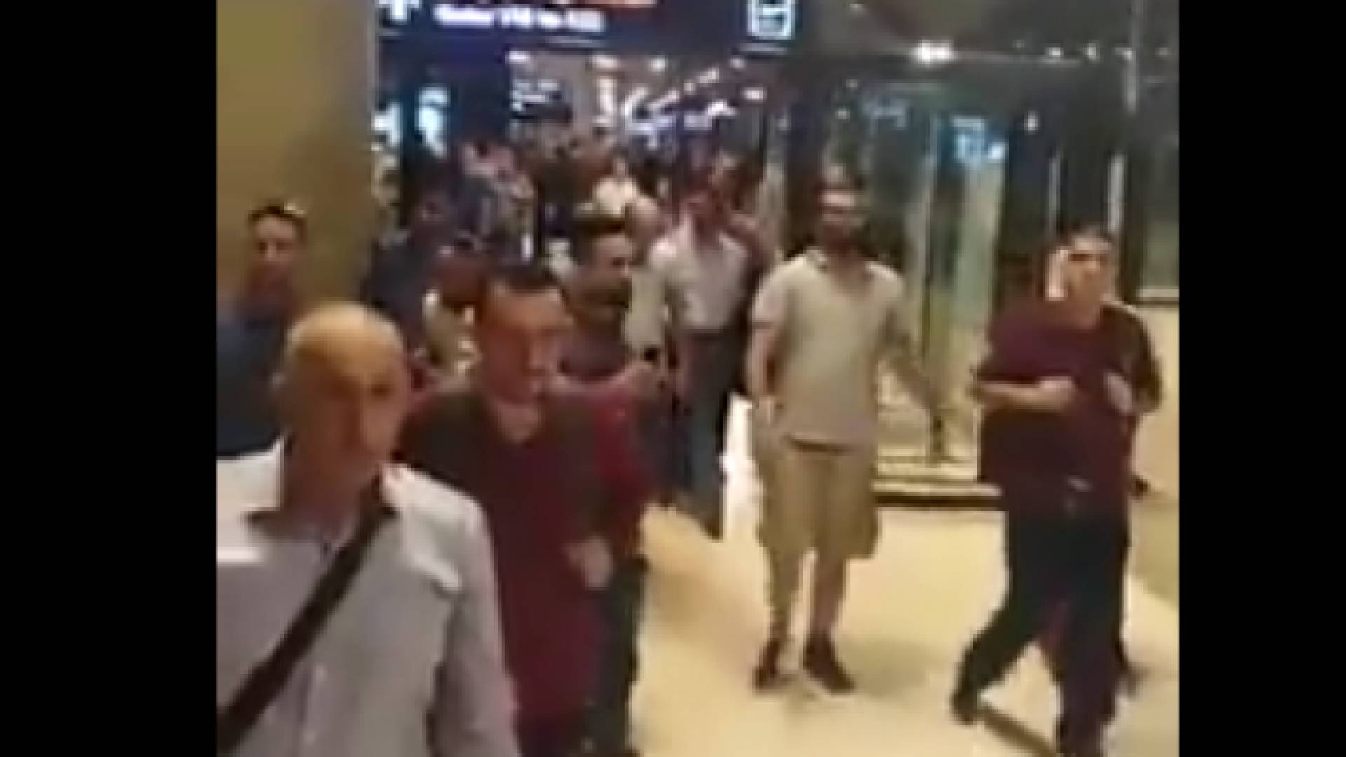 مسافرون غاضبون يهتفون ضد شركتي طيران وسياحة أردنيتين