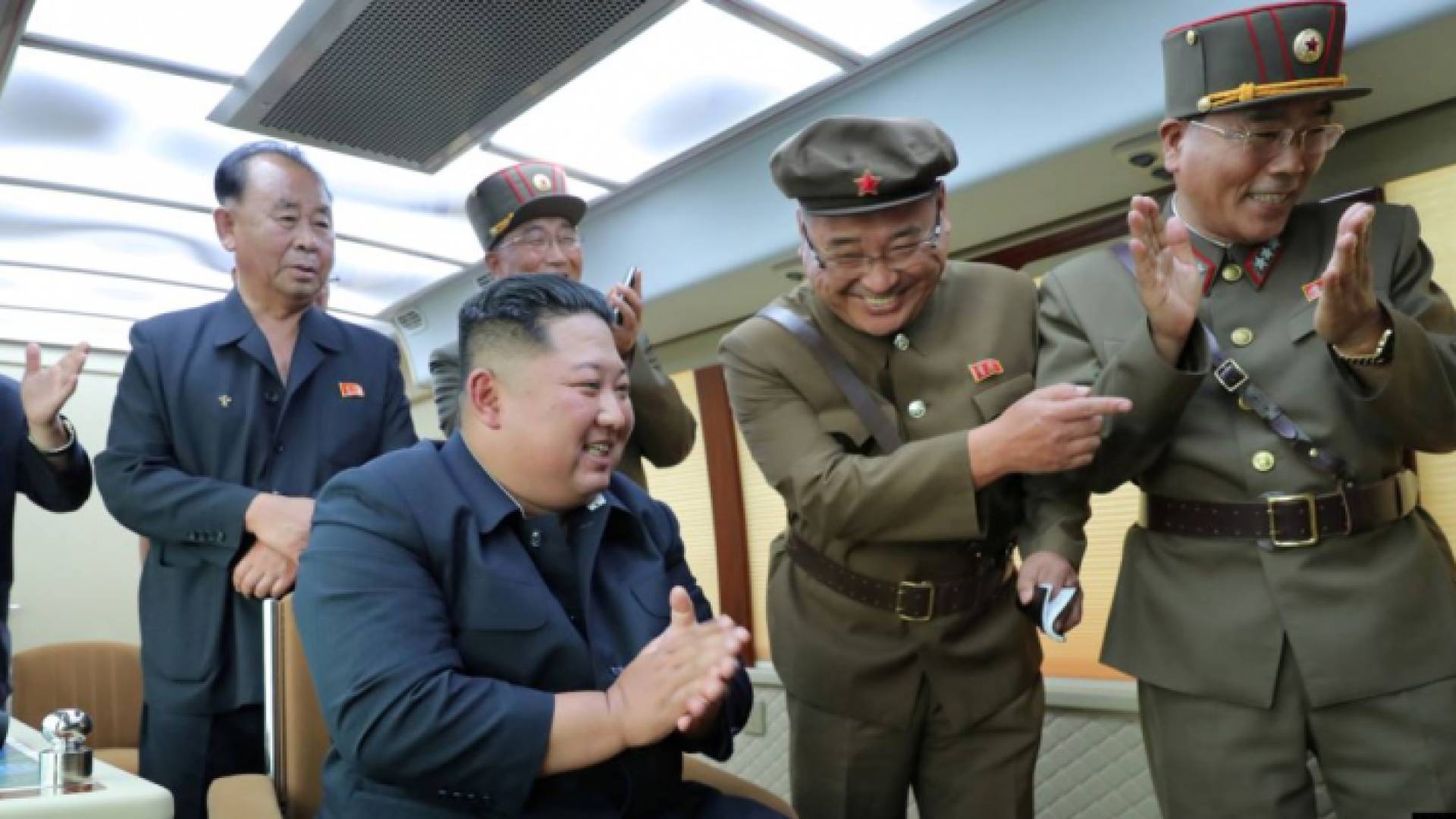 زعيم كوريا الشمالية خلال إشرافه على تجربة صاروخية