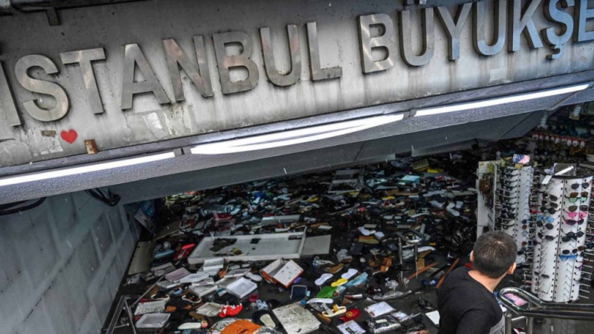 أودت بحياة شخص وتتسببت بإغراق أجزاء من البازار الكبير الشهير بمياه السيول