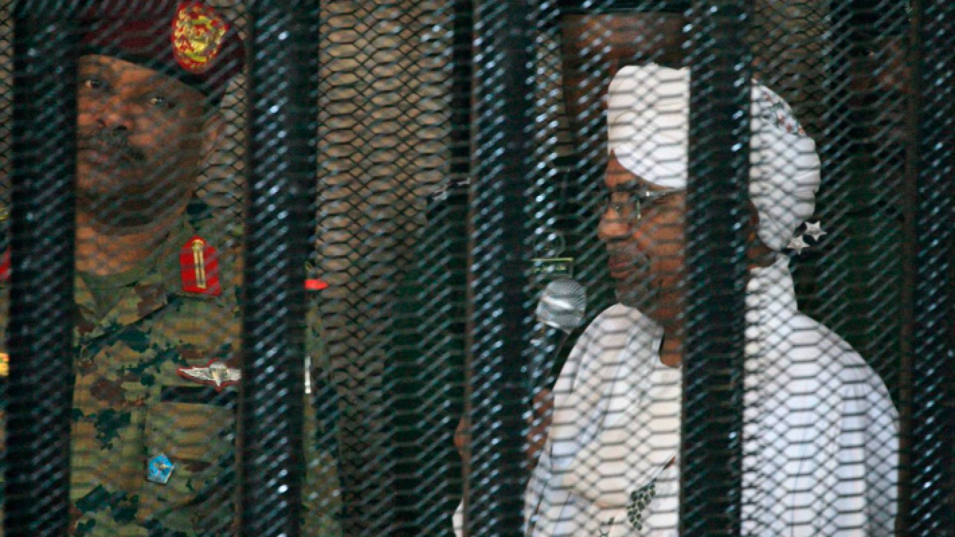 الرئيس السوداني المعزول أمام المحكمة