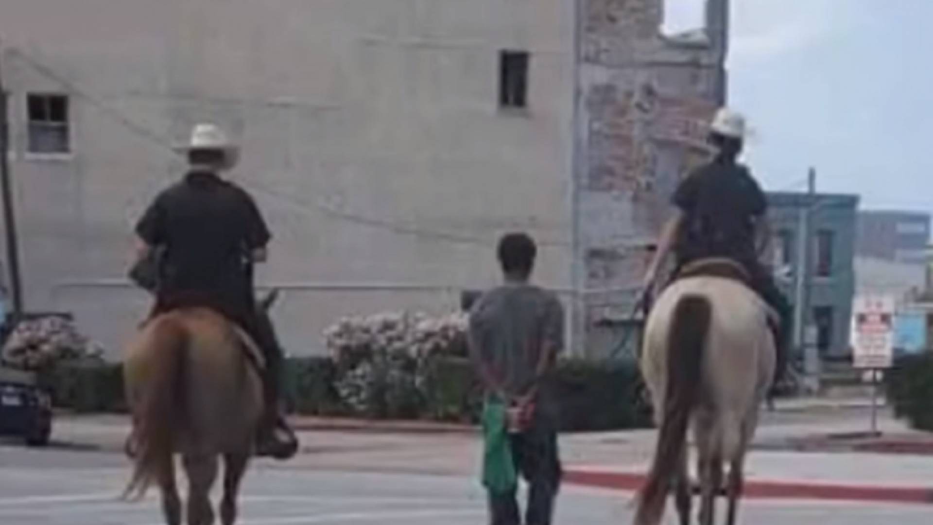 لو كان المتهم رجلا أبيض، فمن غير الممكن أن يتعاملوا معه بهذه الطريقة