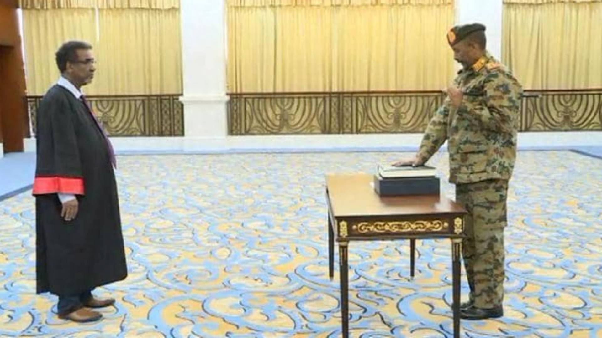 البرهان يؤدي اليمين