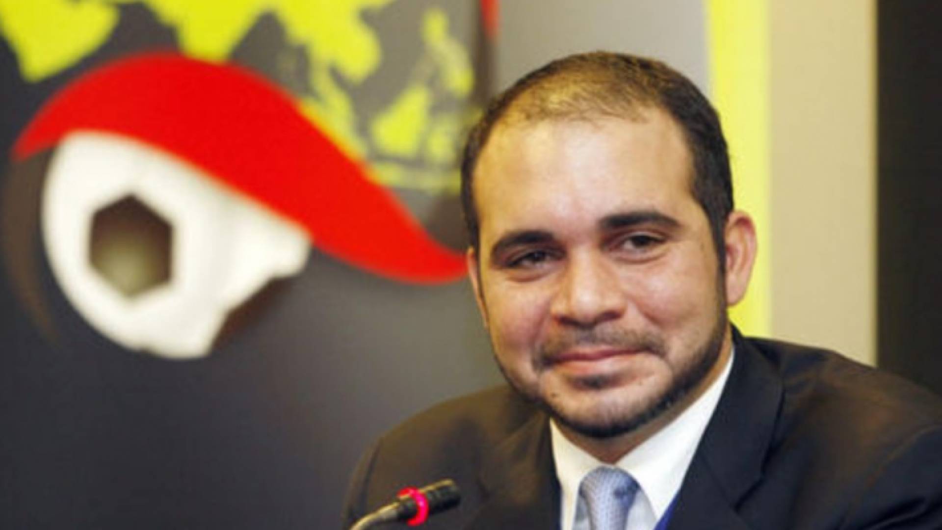 الأمير علي يشيد بقرار رفع الحظر عن الملاعب العراقية