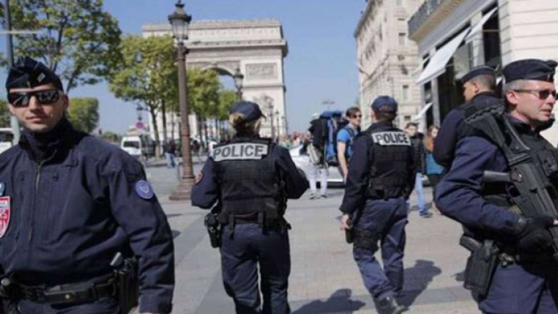 مسلحون يهاجمون موقعا في ضاحية بباريس