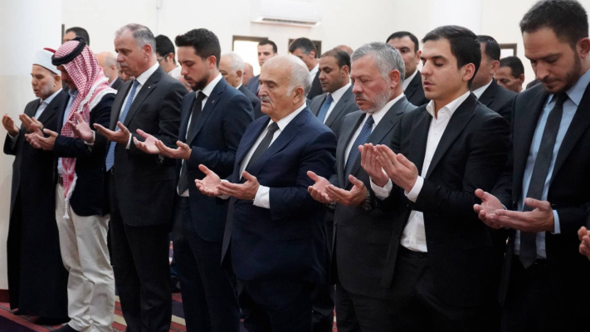 الملك يشارك في تشييع جثمان الأميرة دينا عبدالحميد