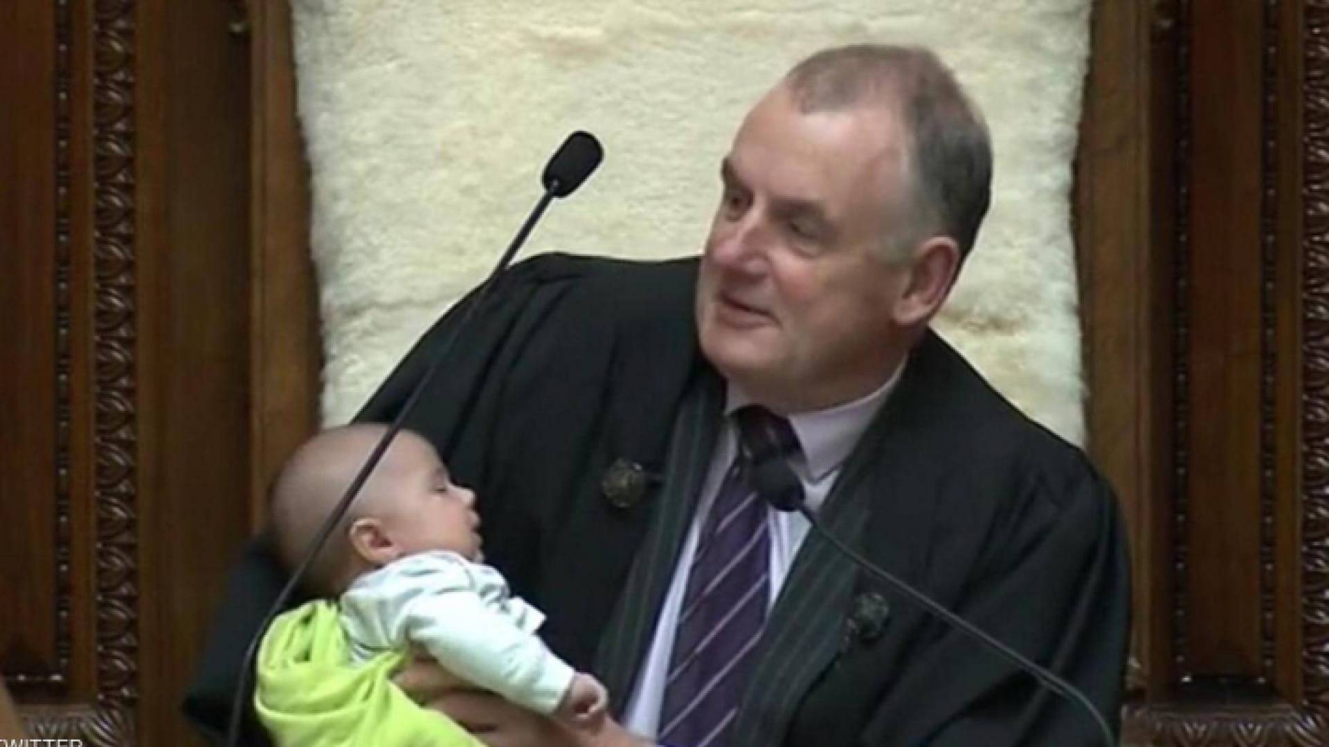 رئيس البرلمان النيوزيلندي يرضع طفل أحد النواب خلال جلسة نقاش