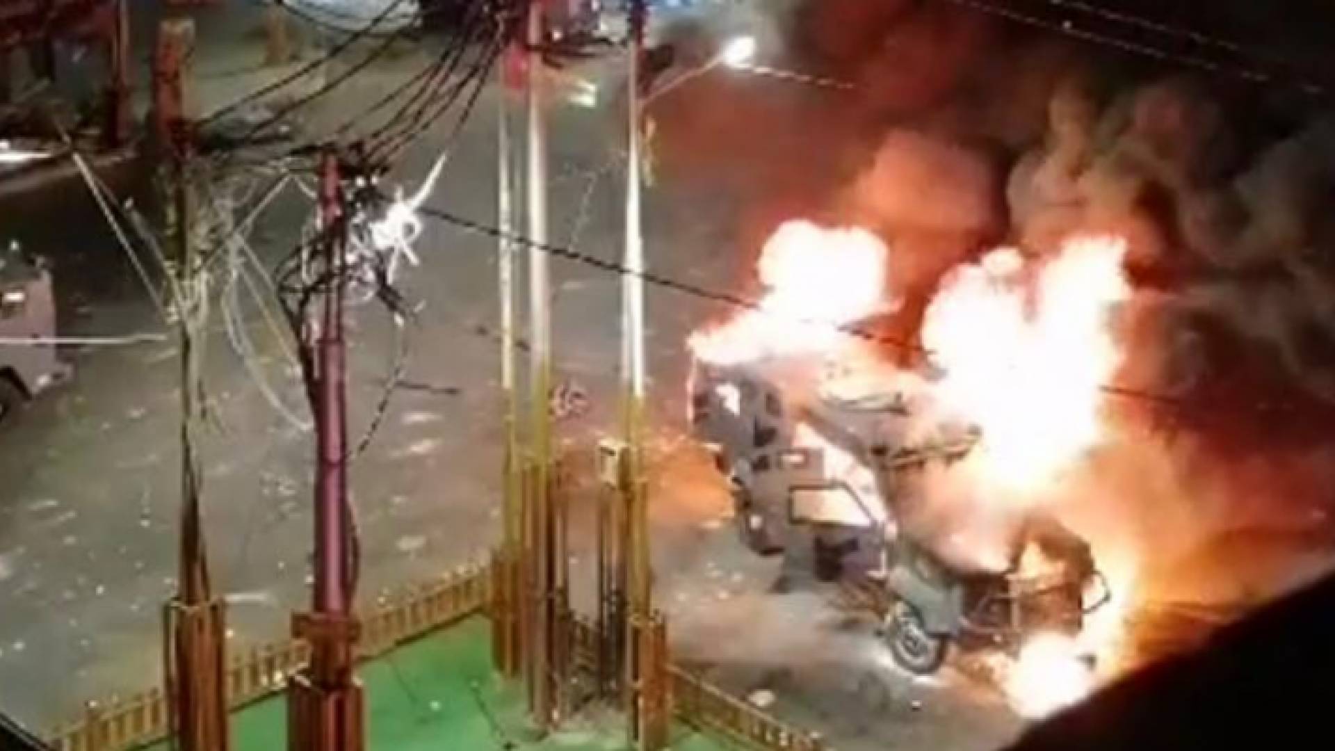 احتراق آلية درك بعد رشق محتجين قوات الأمن بزجاجات "مولوتوف"