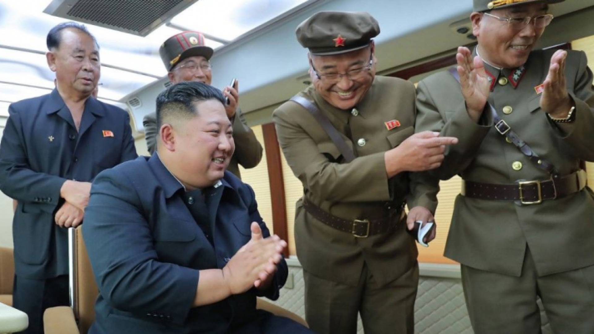 زعيم كوريا الشمالية يشرف على تجربة "منصة إطلاق صواريخ متعددة فائقة الضخامة"