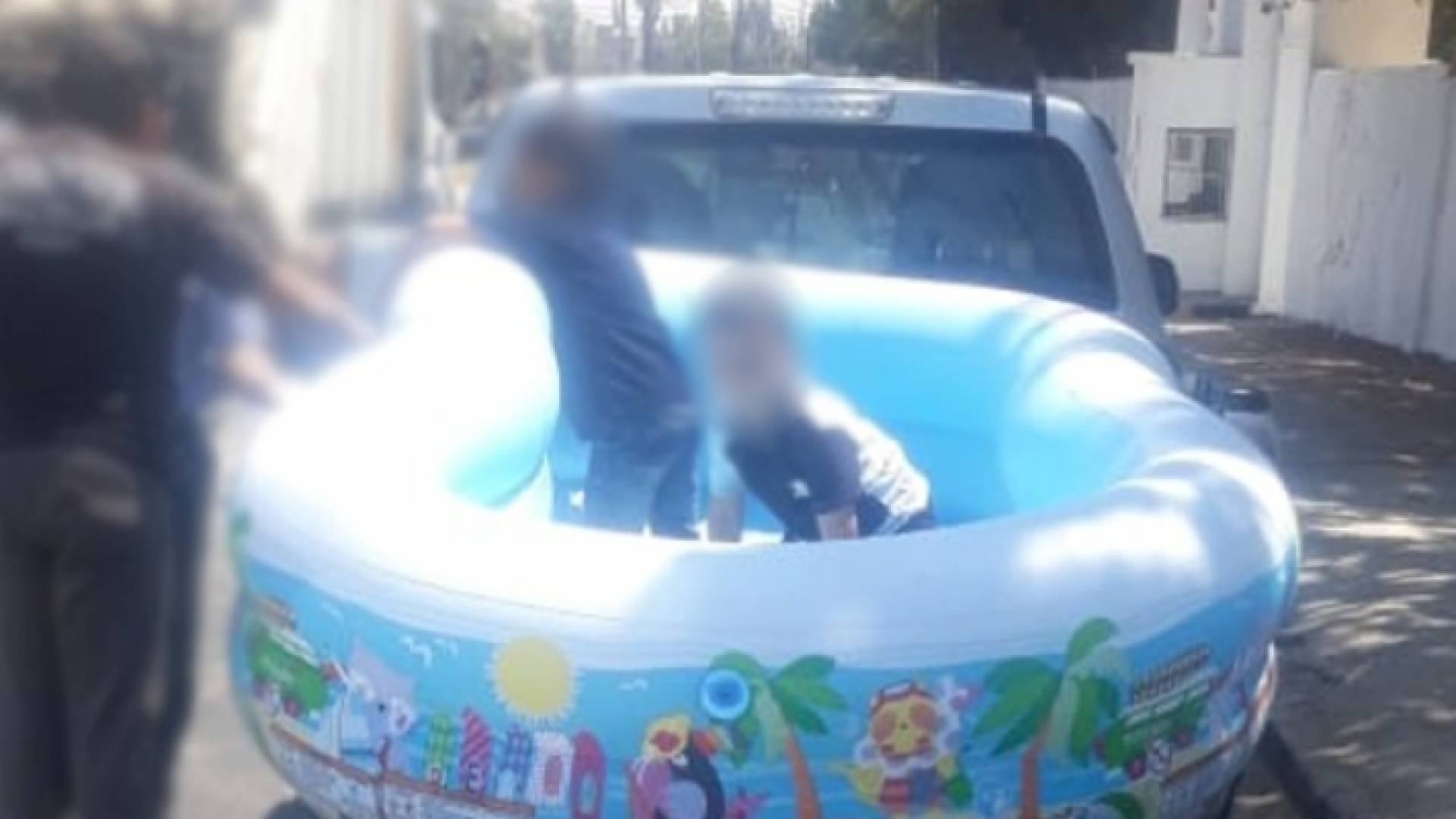 ضبط "بكب" يضع حوض سباحة وبداخله أطفال في صندوقه